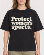 Mockup Boxy Heavyweight Tee Black female close-up 38
