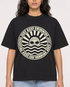 Mockup Boxy Heavyweight Tee Black female close-up 07