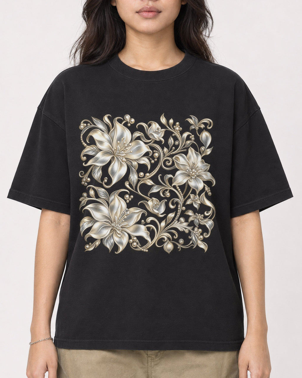 Mockup Boxy Heavyweight Tee Black female close-up 02