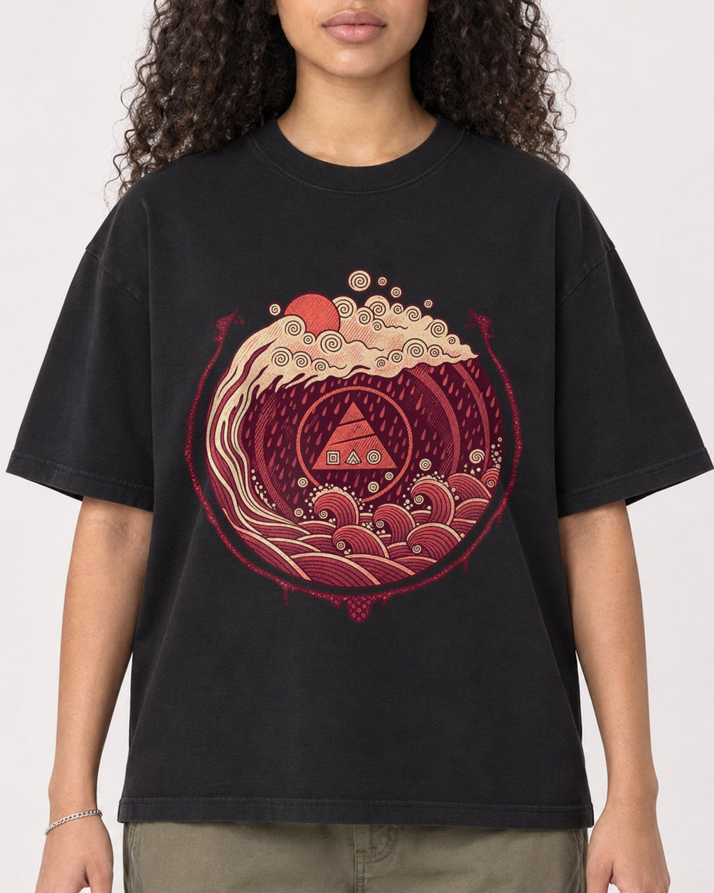 Mockup Boxy Heavyweight Tee Black female close-up 10