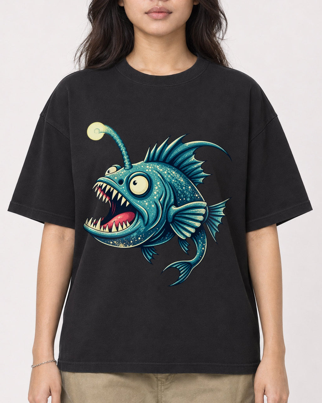 Mockup Boxy Heavyweight Tee Black female close-up 02