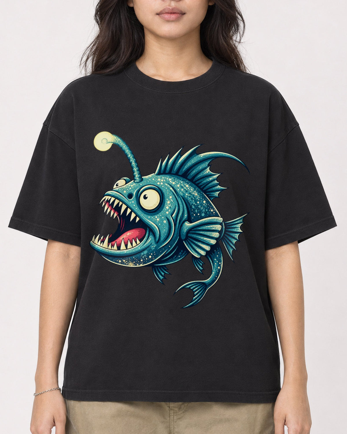 Mockup Boxy Heavyweight Tee Black female close-up 02