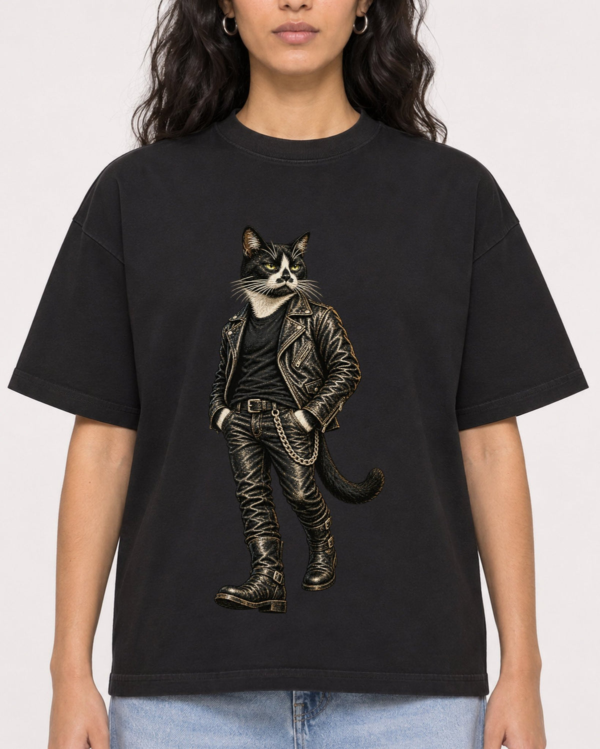 Mockup Boxy Heavyweight Tee Black female close-up 07