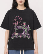 Mockup Boxy Heavyweight Tee Black female close-up 01