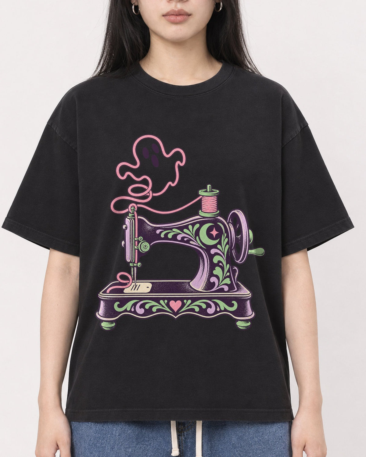 Mockup Boxy Heavyweight Tee Black female close-up 01