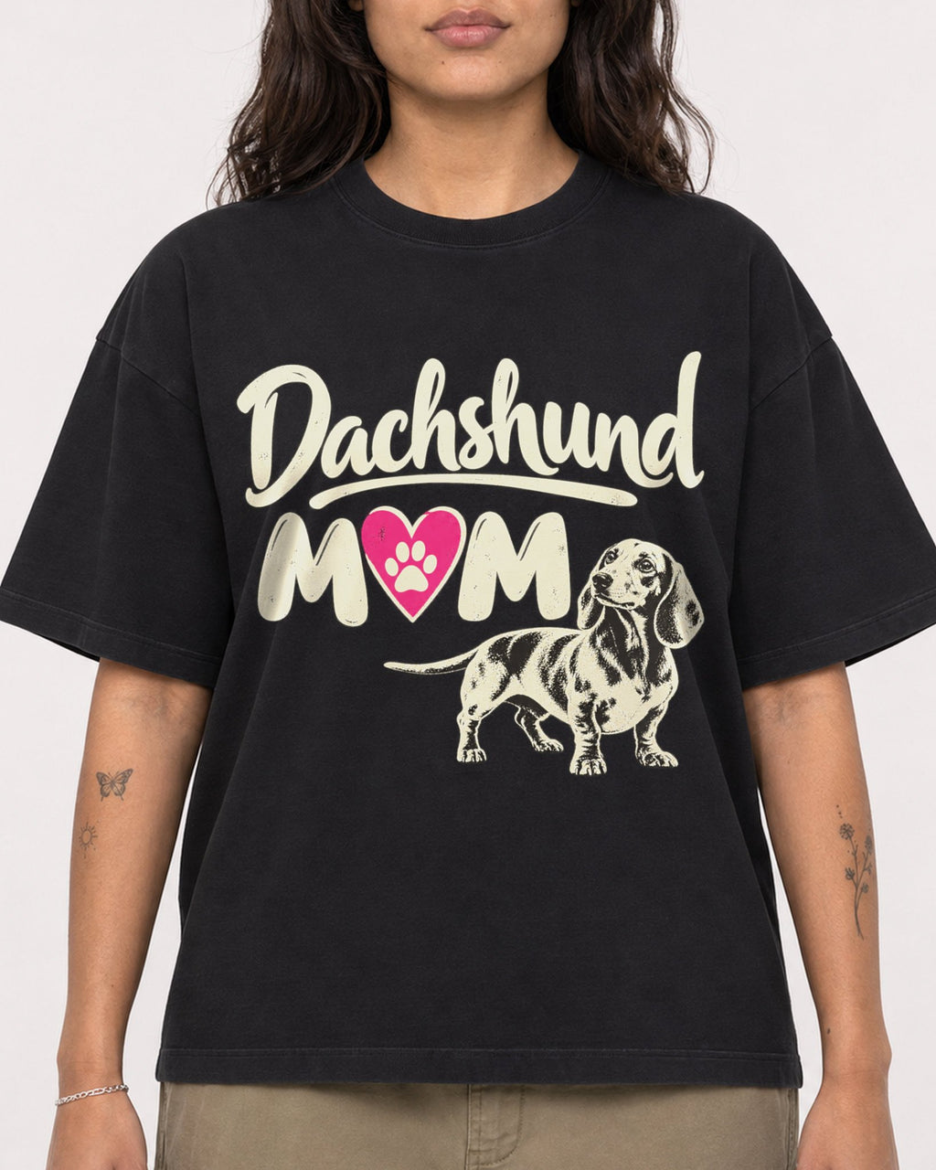 Mockup Boxy Heavyweight Tee Black female close-up 06