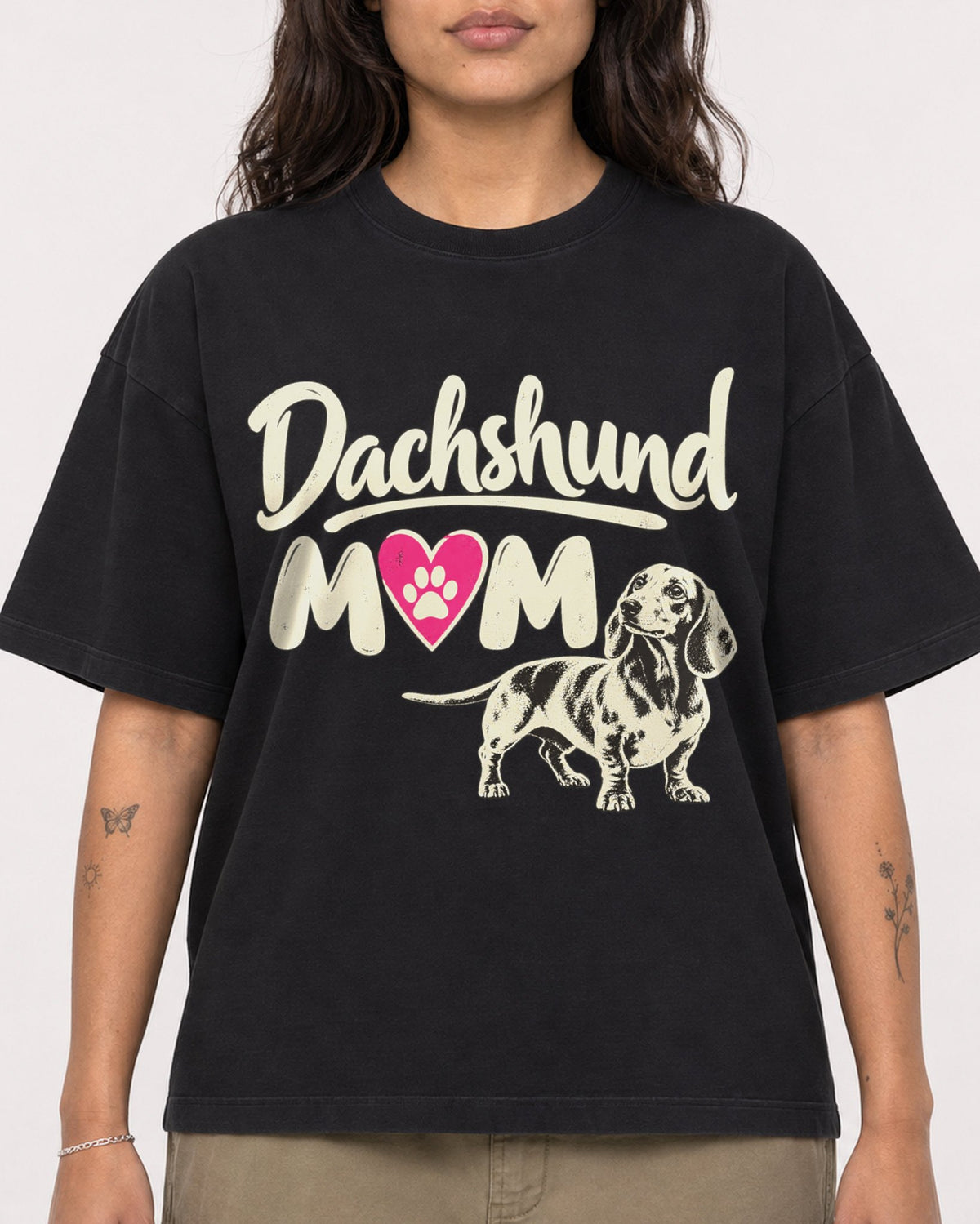Mockup Boxy Heavyweight Tee Black female close-up 06