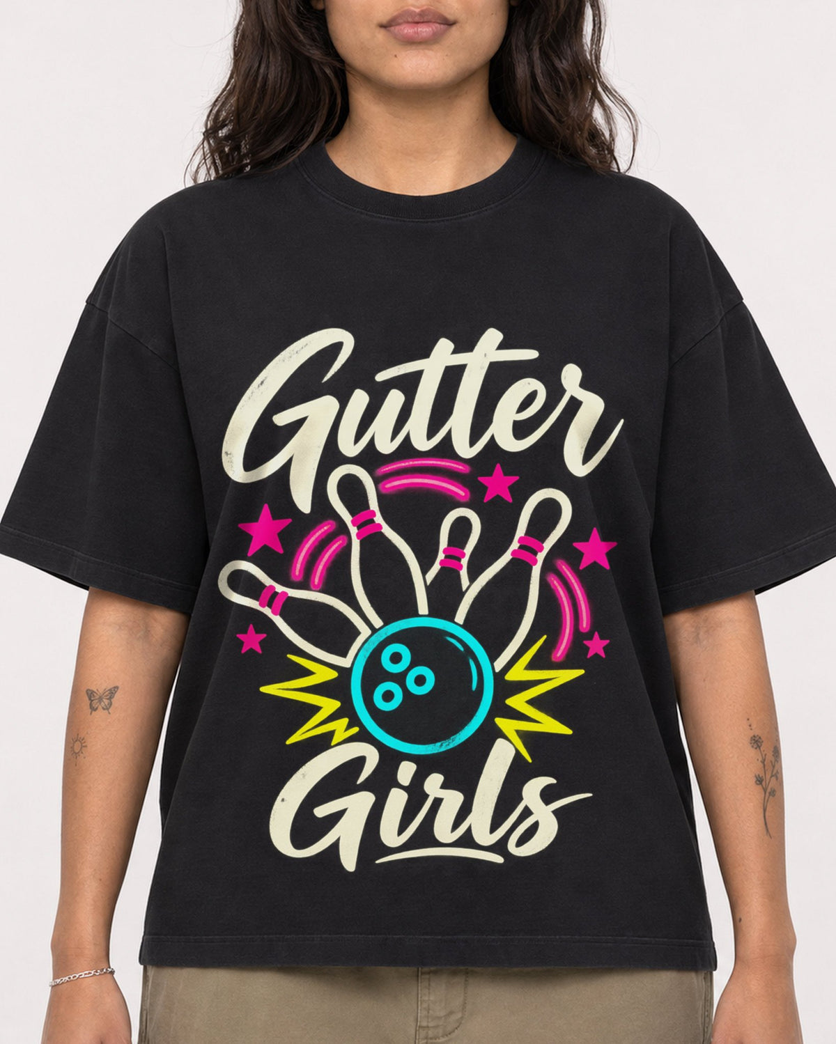 Mockup Boxy Heavyweight Tee Black female close-up 06