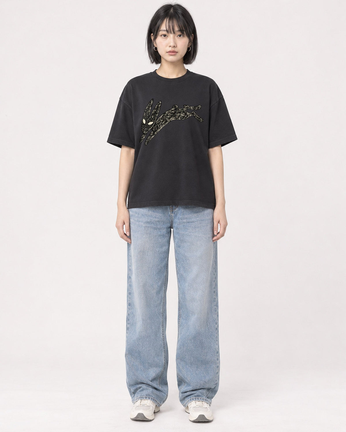 Mockup Boxy Heavyweight Tee Black female full-body 11