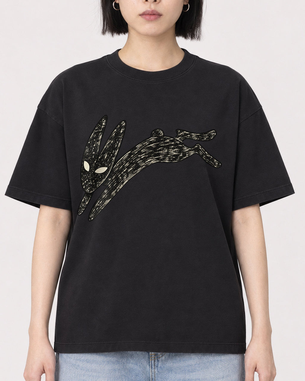 Mockup Boxy Heavyweight Tee Black female close-up 11