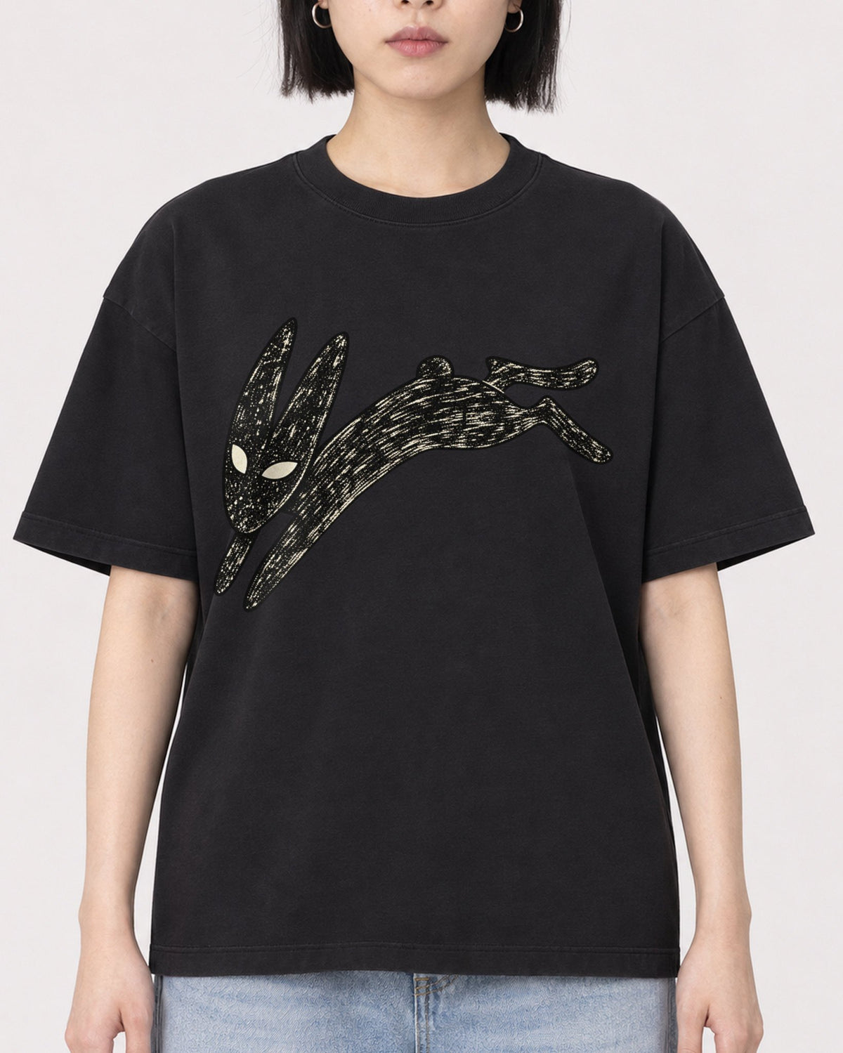 Mockup Boxy Heavyweight Tee Black female close-up 11