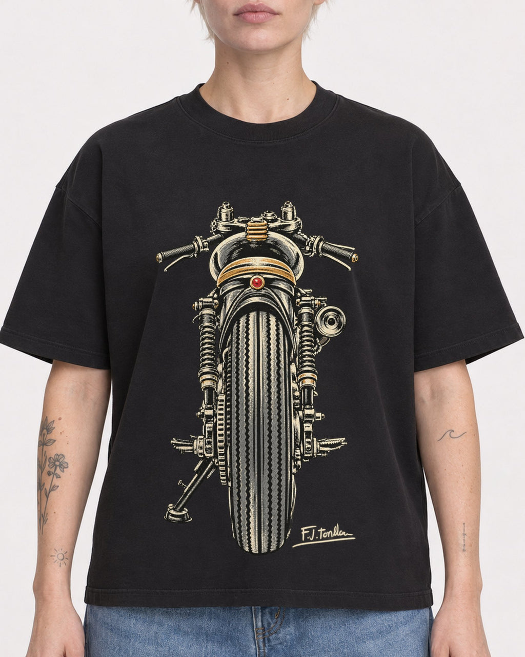 Mockup Boxy Heavyweight Tee Black female close-up 48