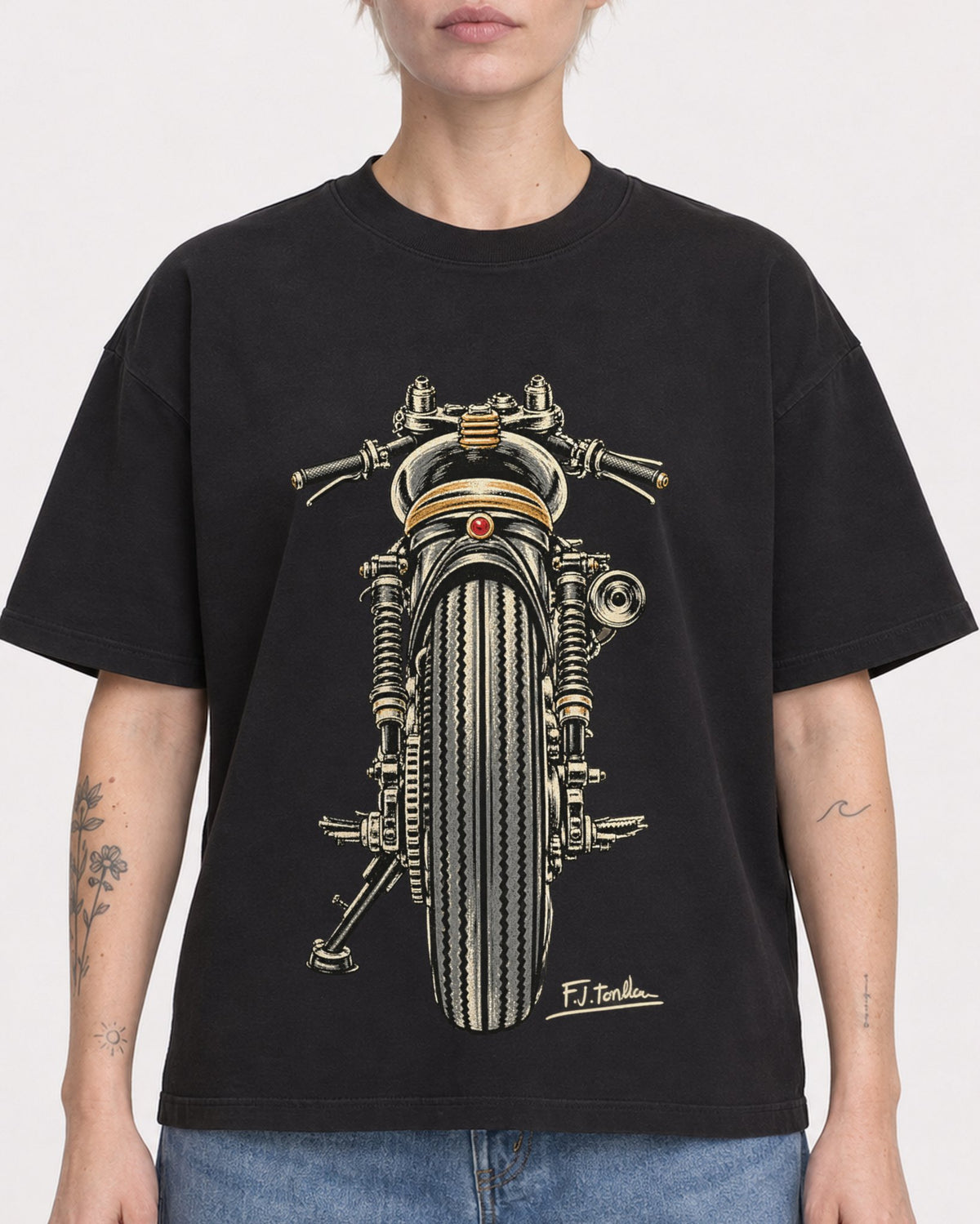 Mockup Boxy Heavyweight Tee Black female close-up 48