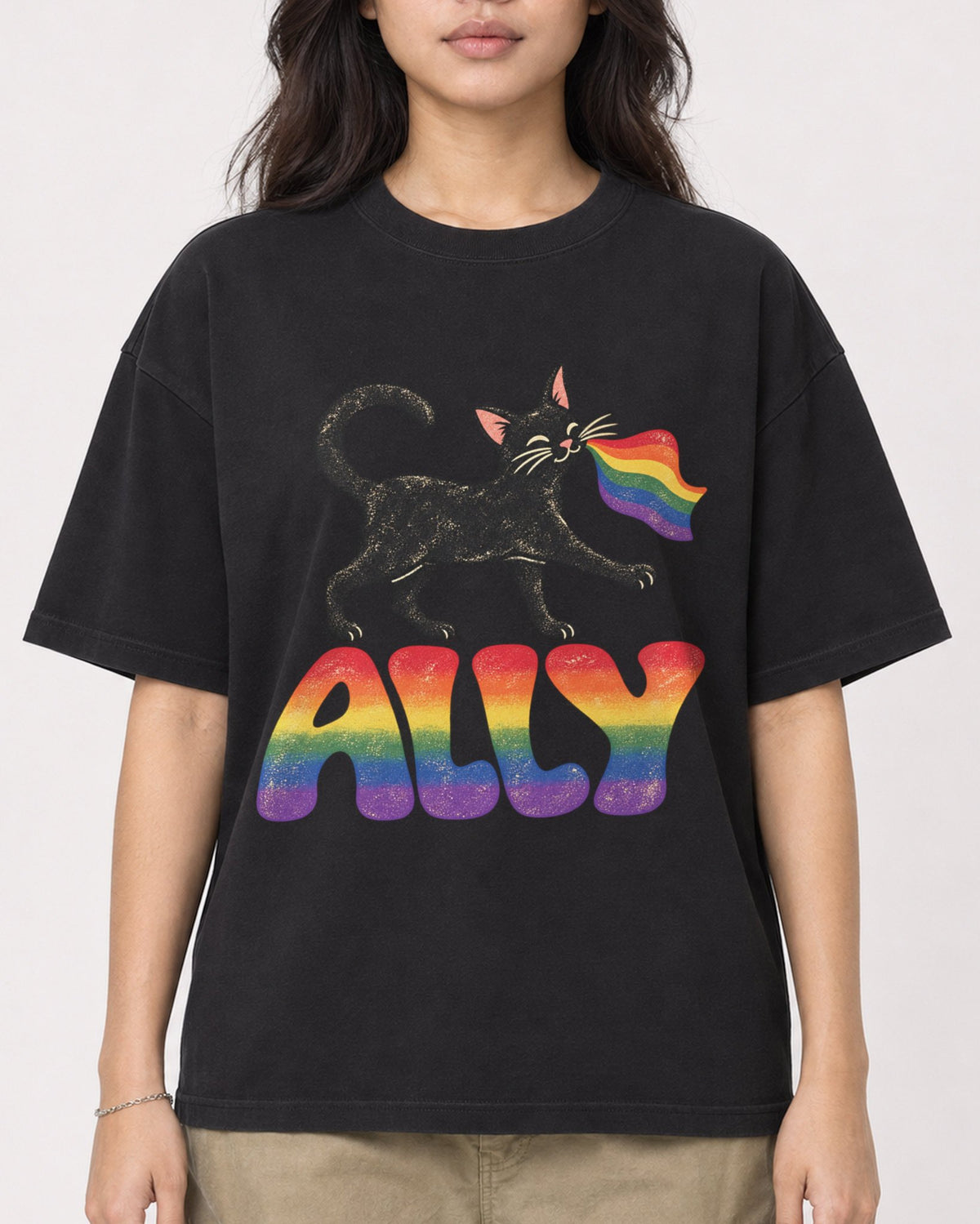 Mockup Boxy Heavyweight Tee Black female close-up 02