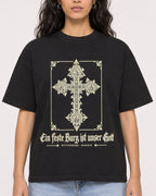 Mockup Boxy Heavyweight Tee Black female close-up 07