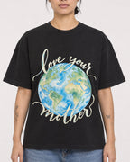 Mockup Boxy Heavyweight Tee Black female close-up 12
