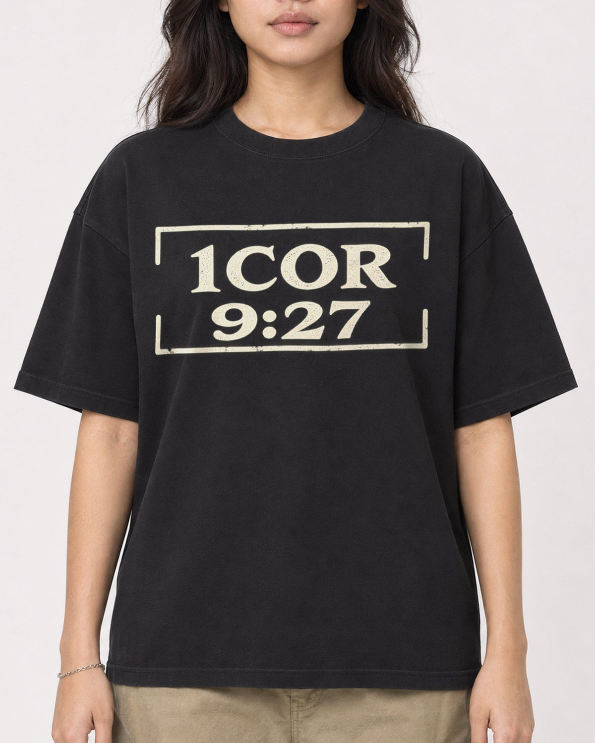 Mockup Boxy Heavyweight Tee Black female close-up 02
