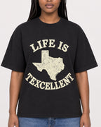 Mockup Boxy Heavyweight Tee Black female close-up 04