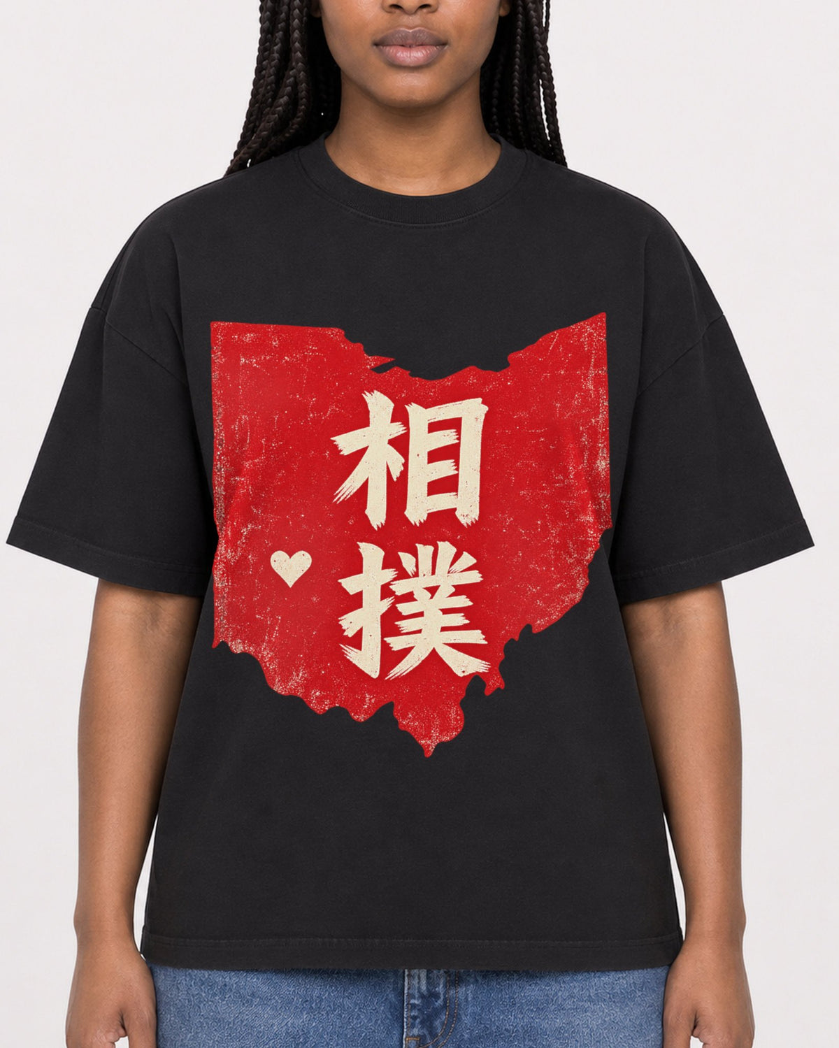 Mockup Boxy Heavyweight Tee Black female close-up 04