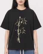 Mockup Boxy Heavyweight Tee Black female close-up 01