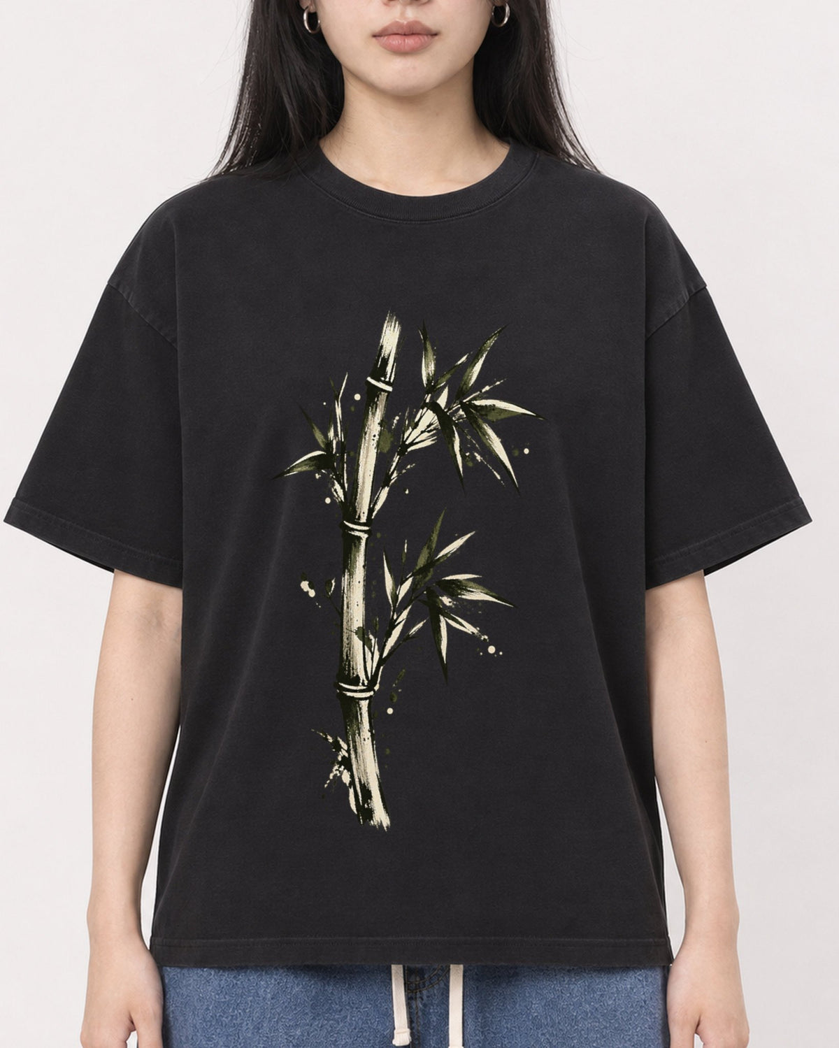 Mockup Boxy Heavyweight Tee Black female close-up 01