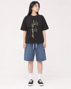 Mockup Boxy Heavyweight Tee Black female full-body 01