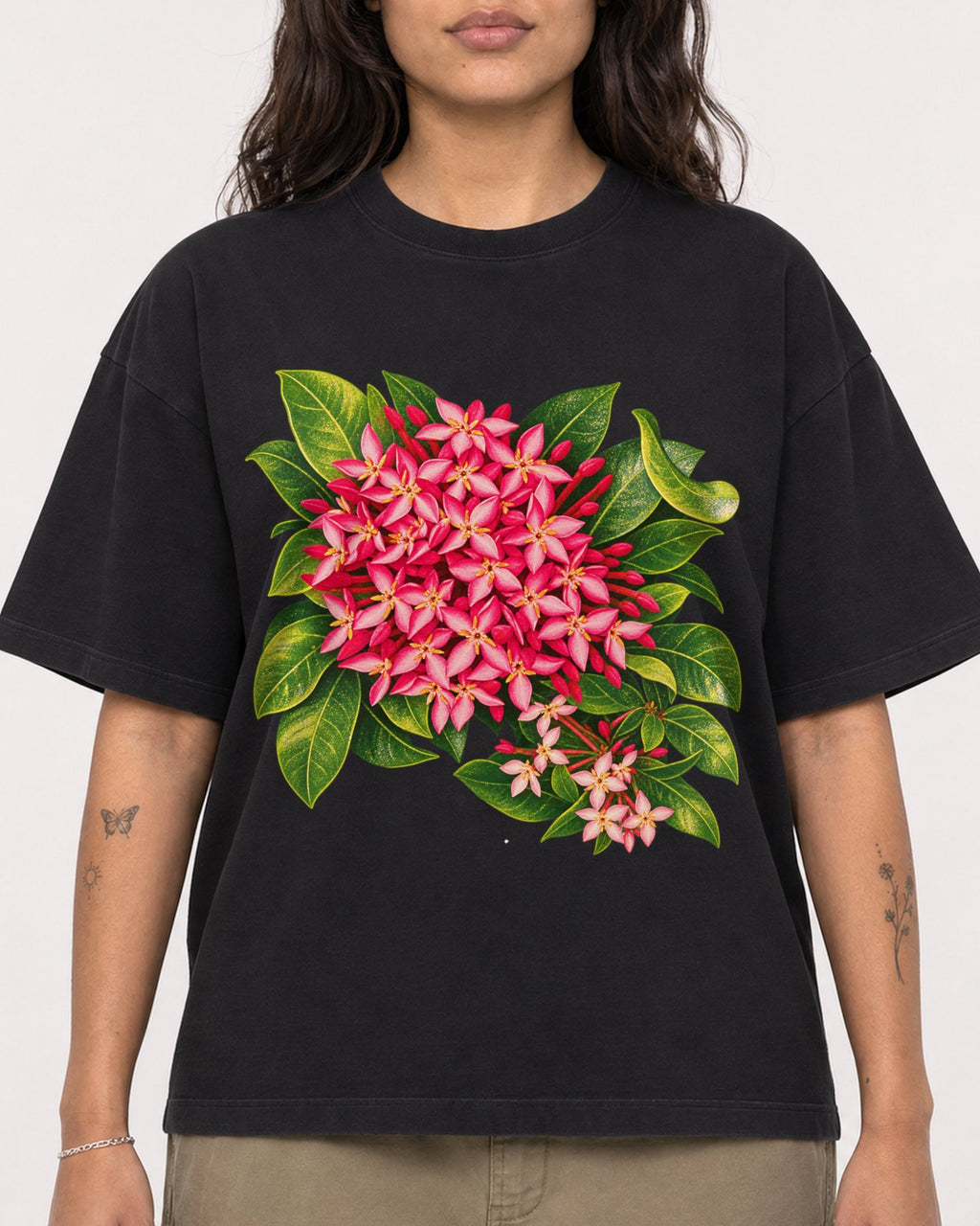 Mockup Boxy Heavyweight Tee Black female close-up 06