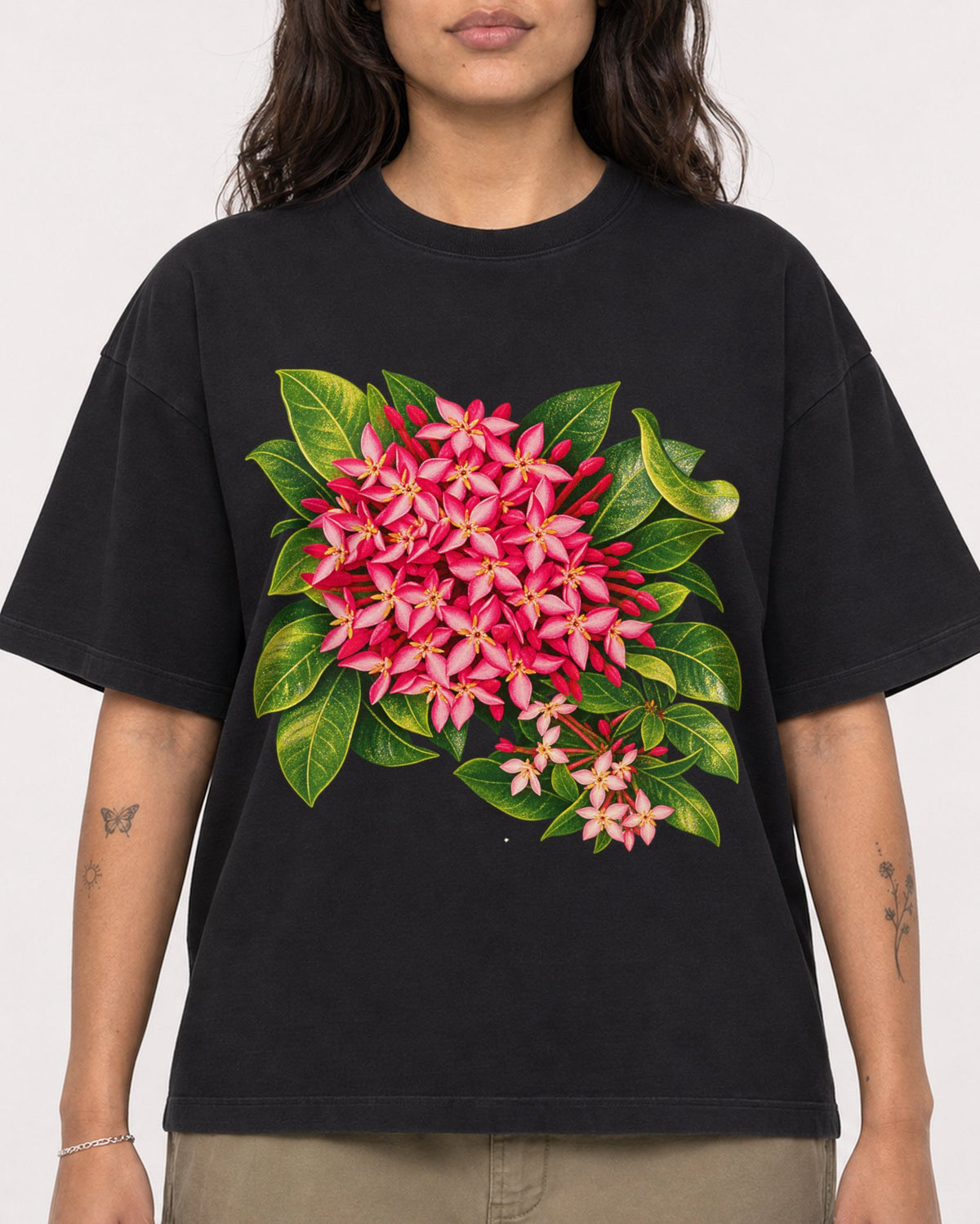 Mockup Boxy Heavyweight Tee Black female close-up 06