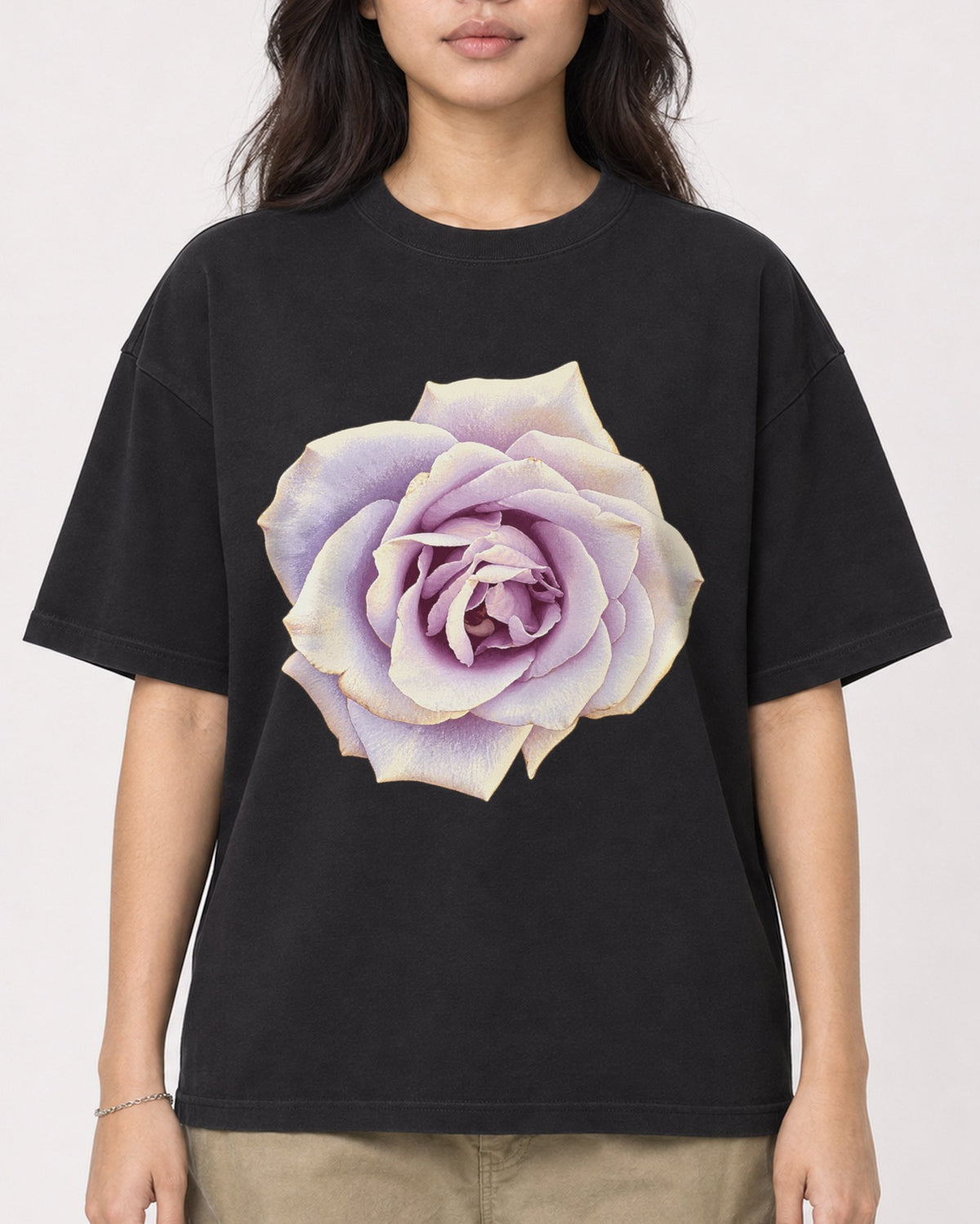 Mockup Boxy Heavyweight Tee Black female close-up 02