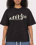Mockup Boxy Heavyweight Tee Black female close-up 05