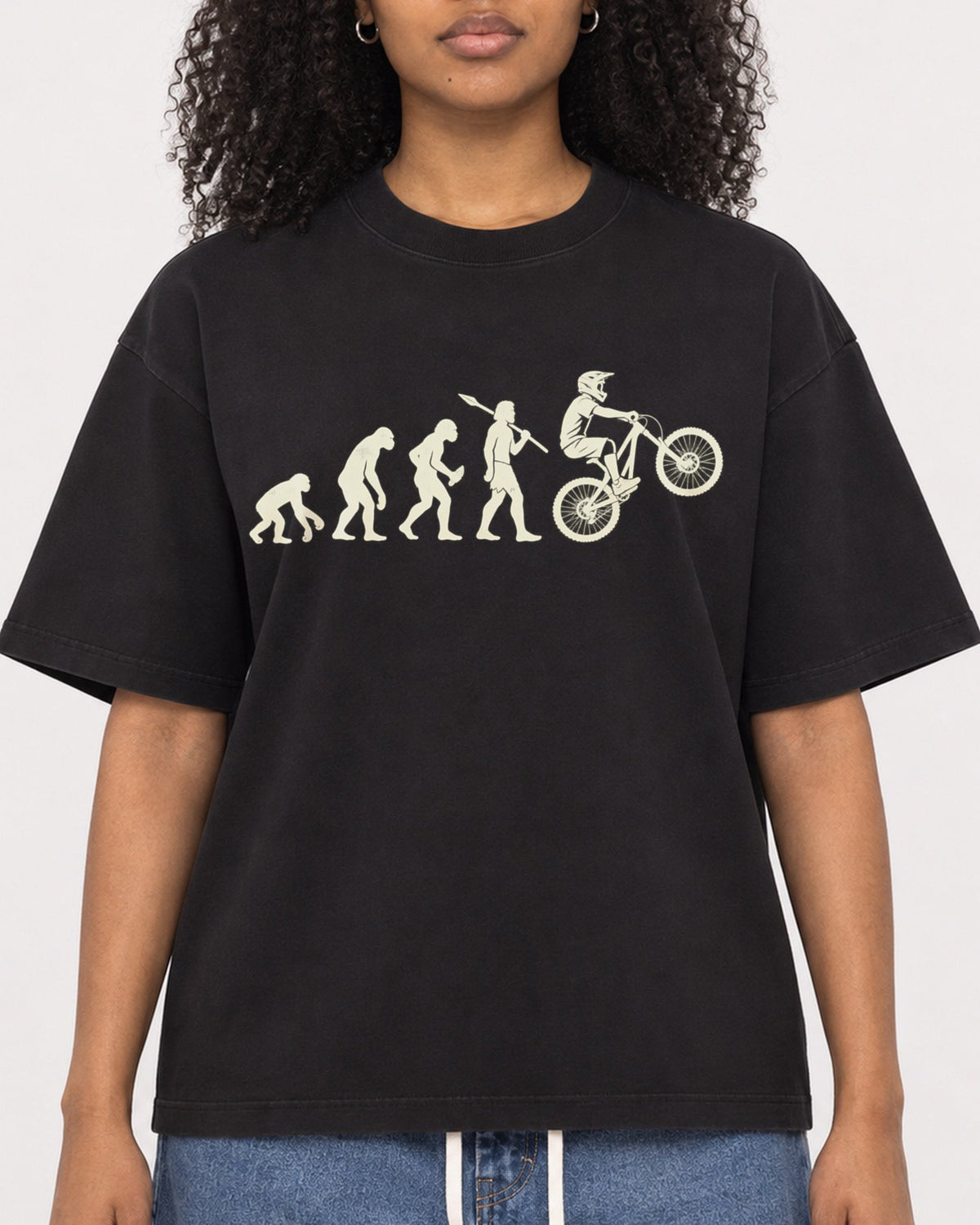 Mockup Boxy Heavyweight Tee Black female close-up 05