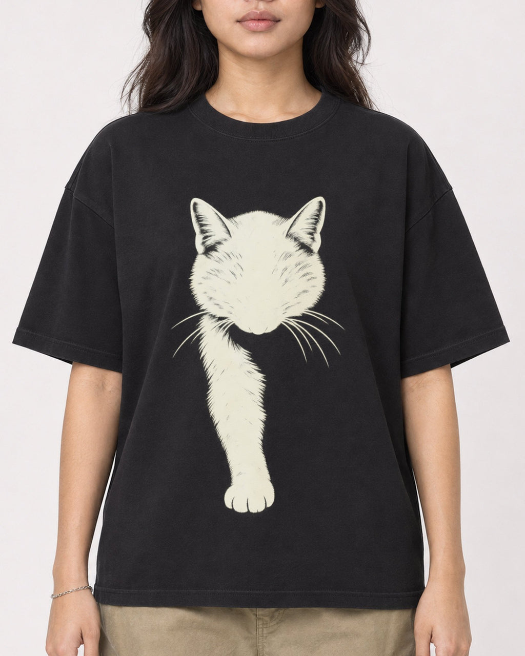 Mockup Boxy Heavyweight Tee Black female close-up 02