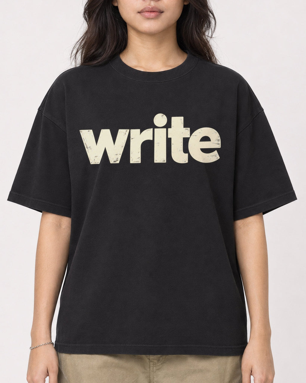 Mockup Boxy Heavyweight Tee Black female close-up 02