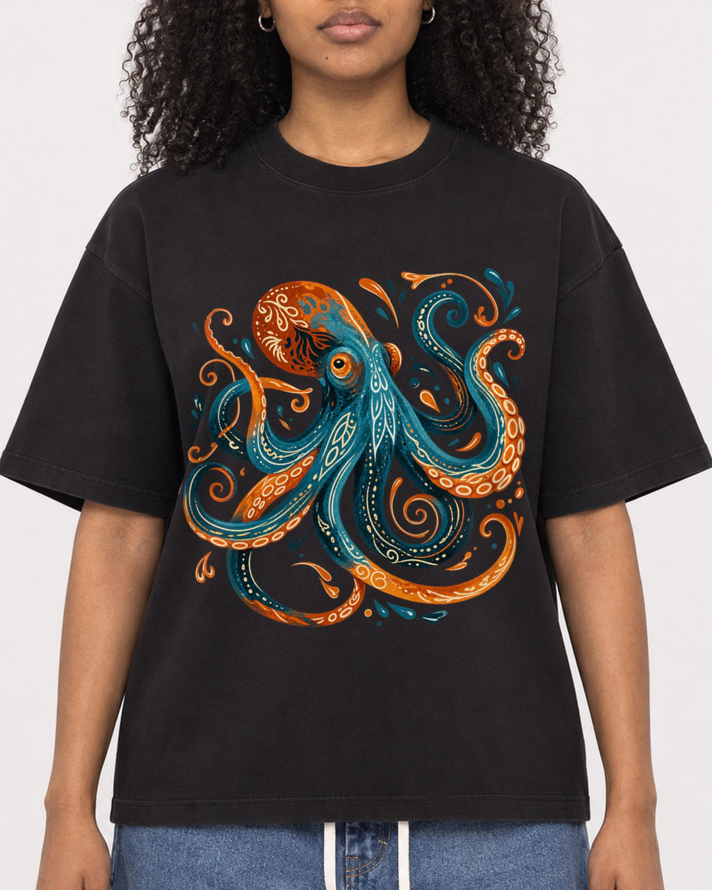 Mockup Boxy Heavyweight Tee Black female close-up 05