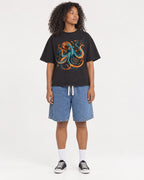 Mockup Boxy Heavyweight Tee Black female full-body 05