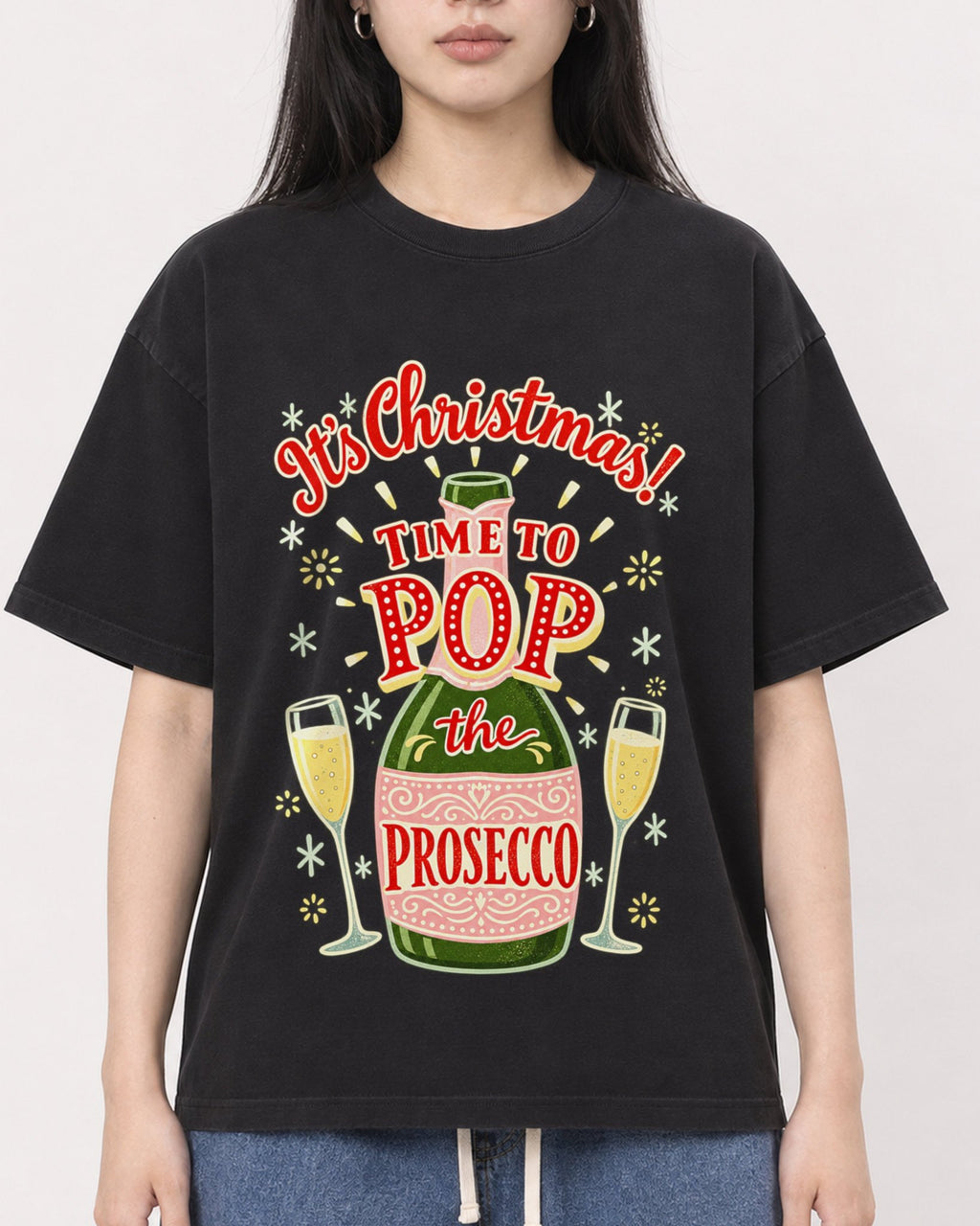 Mockup Boxy Heavyweight Tee Black female close-up 01