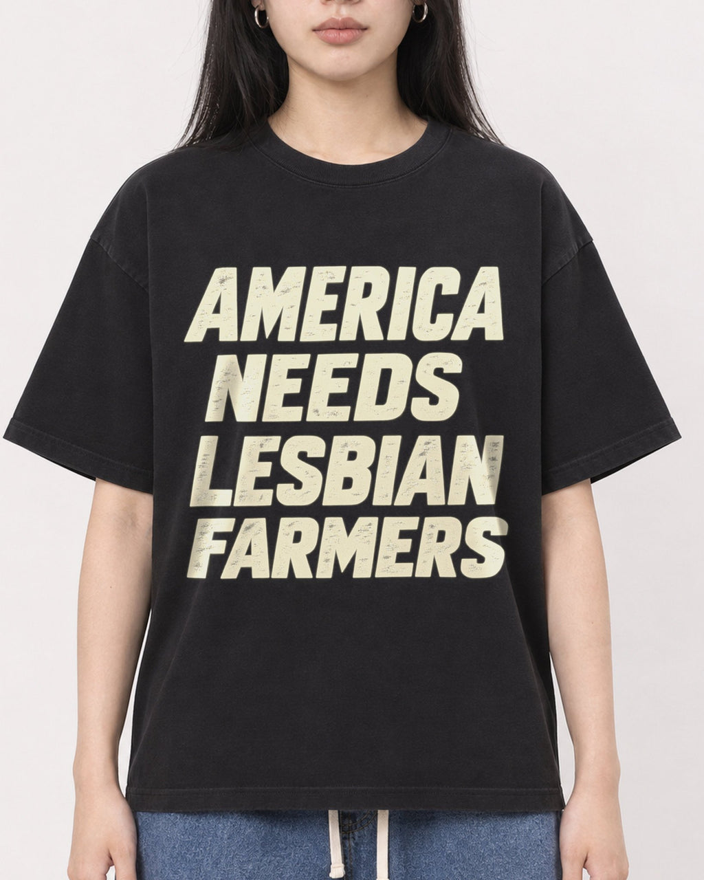 Mockup Boxy Heavyweight Tee Black female close-up 01