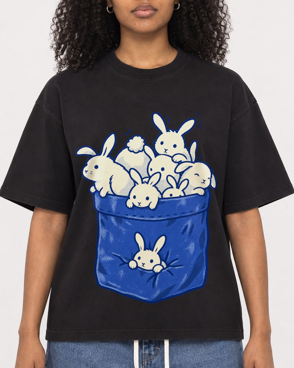 Mockup Boxy Heavyweight Tee Black female close-up 05