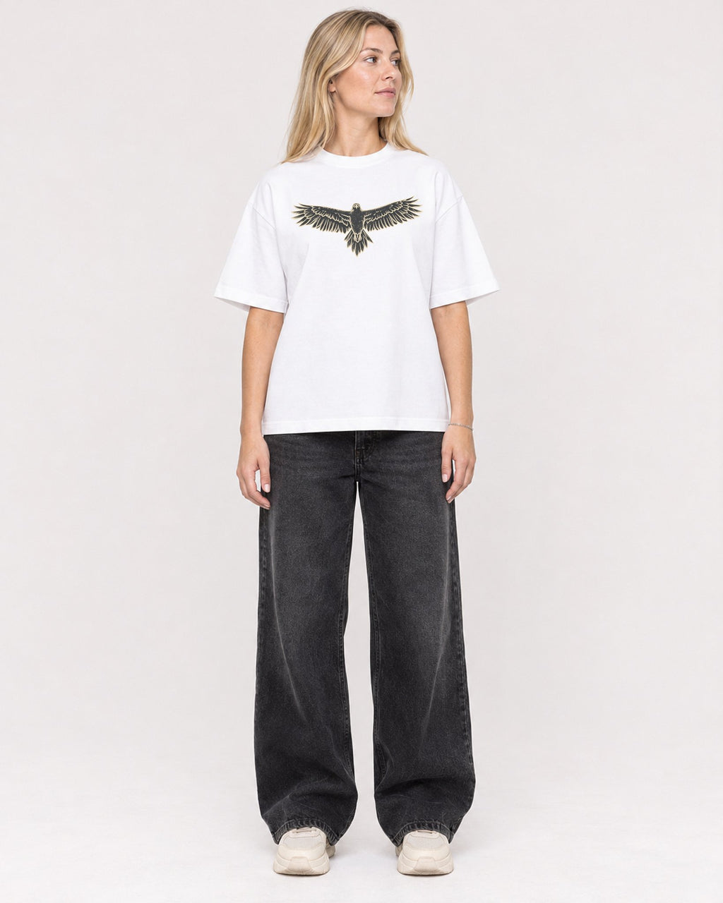 Mockup Boxy Heavyweight Tee White female full-body 08