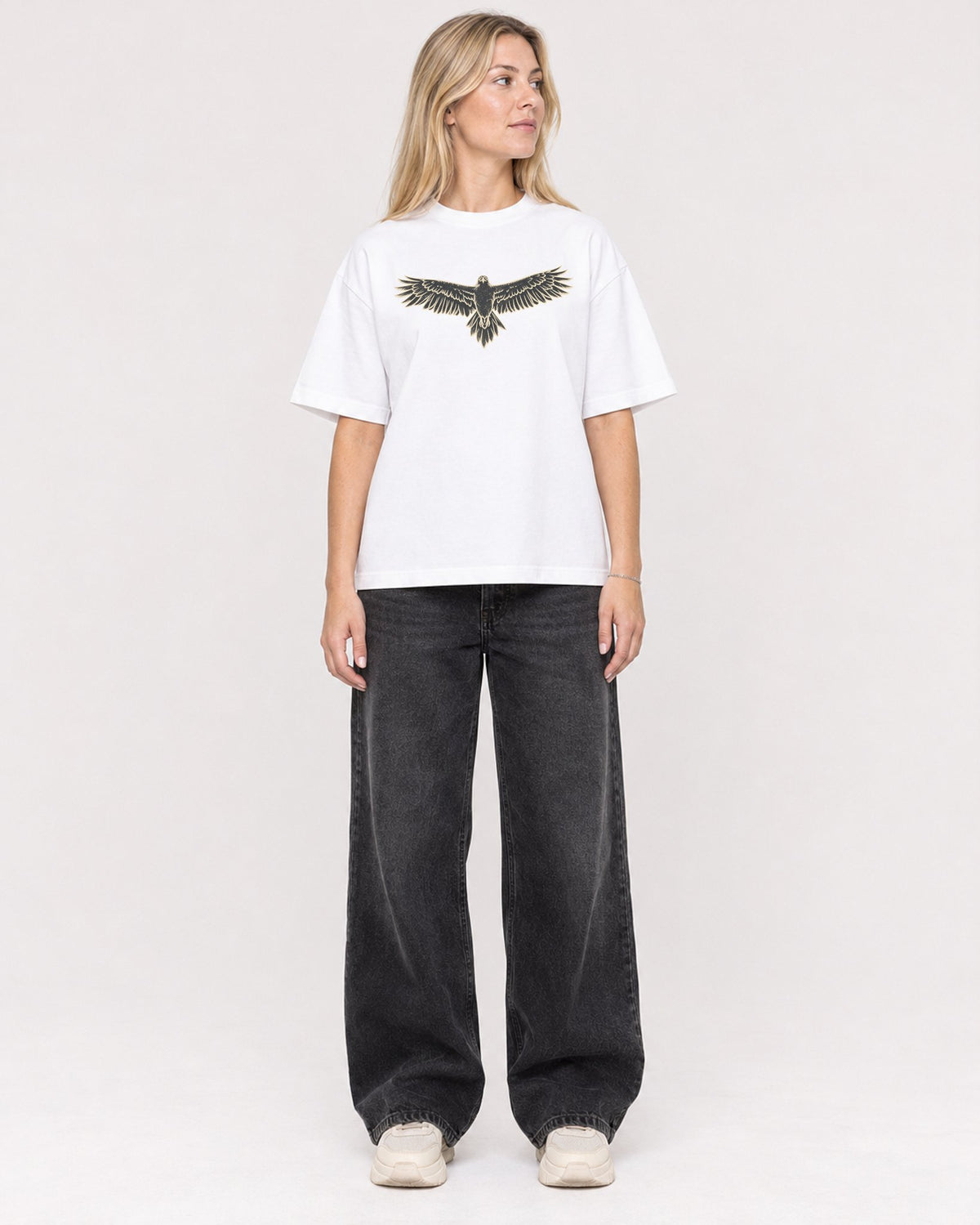 Mockup Boxy Heavyweight Tee White female full-body 08