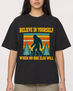 Mockup Boxy Heavyweight Tee Black female close-up 46