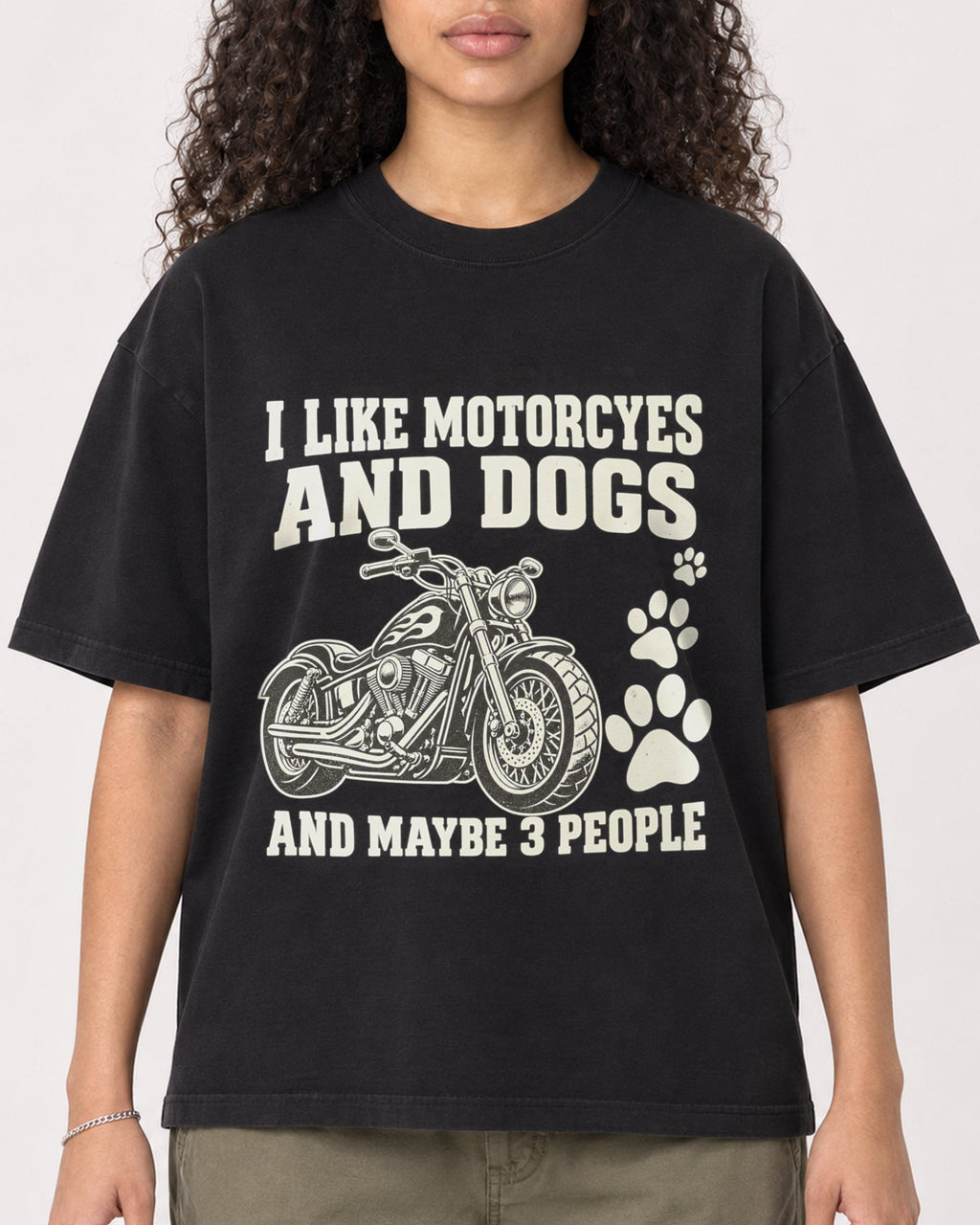 Mockup Boxy Heavyweight Tee Black female close-up 10