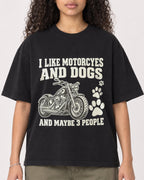 Mockup Boxy Heavyweight Tee Black female close-up 10
