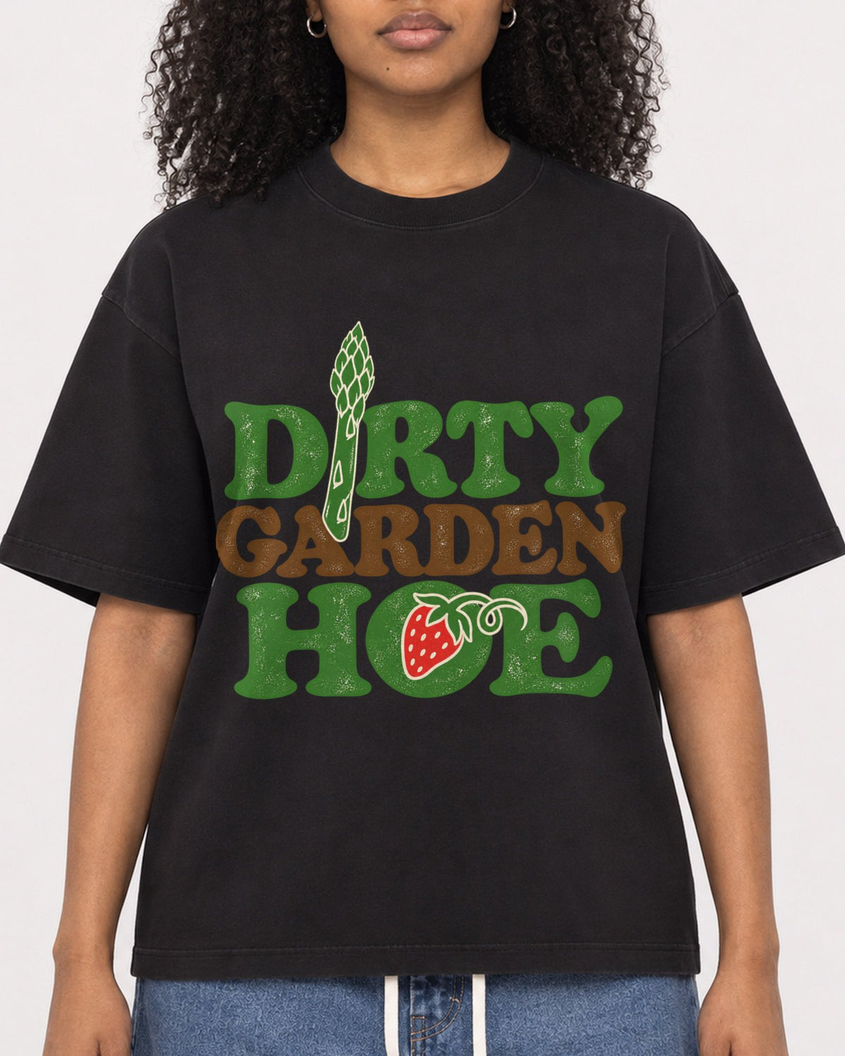 Mockup Boxy Heavyweight Tee Black female close-up 05