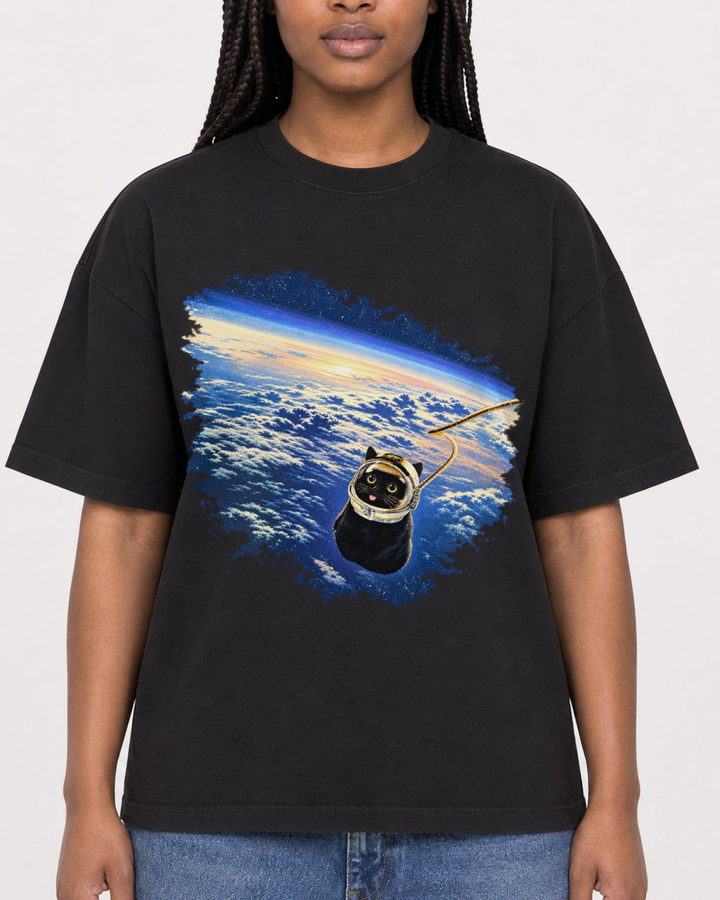 Mockup Boxy Heavyweight Tee Black female close-up 04
