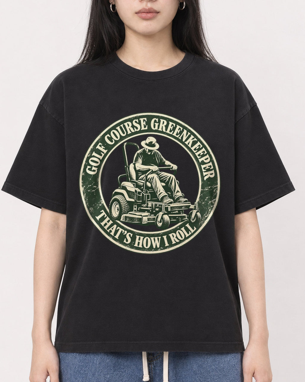 Mockup Boxy Heavyweight Tee Black female close-up 01