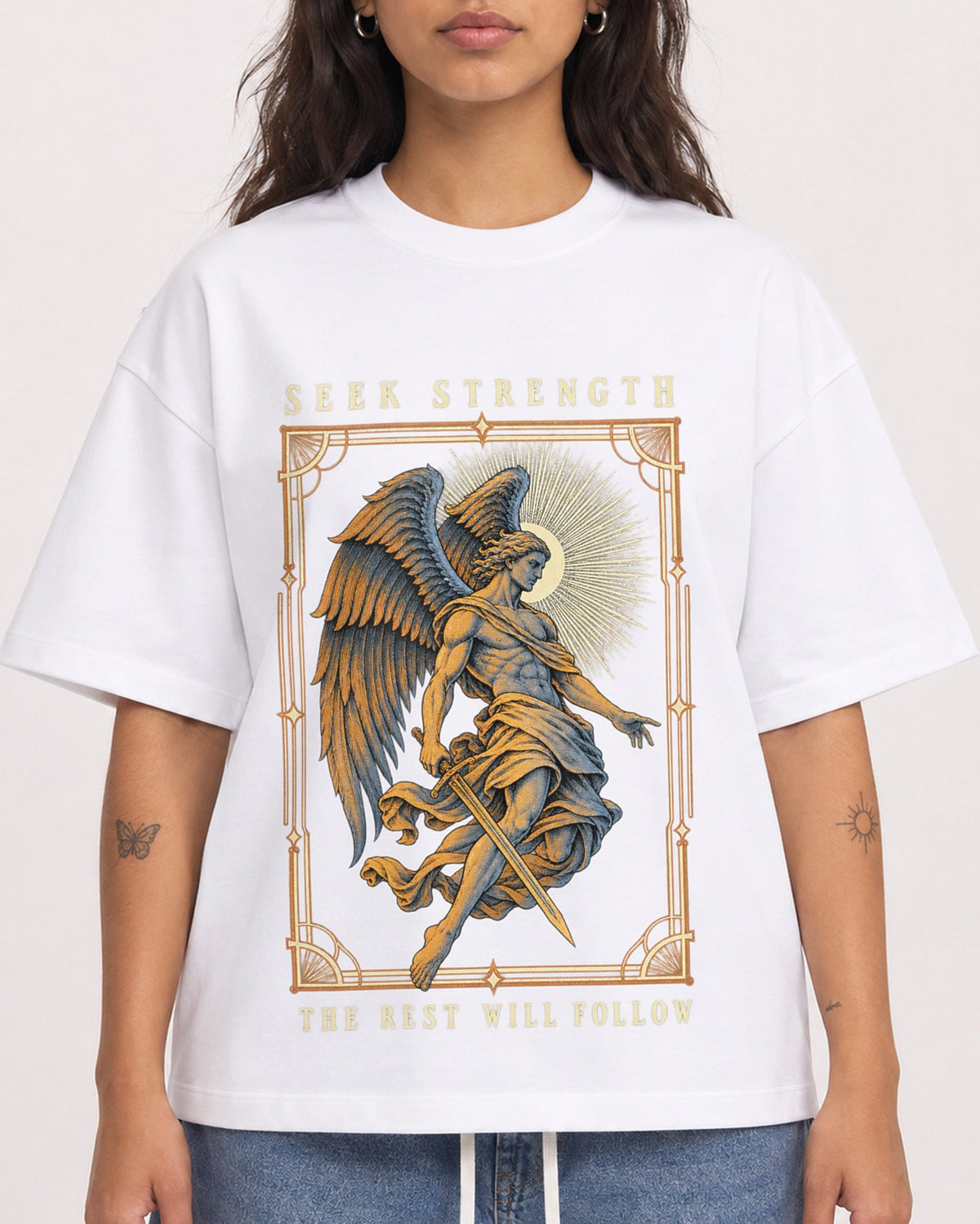 Mockup Boxy Heavyweight Tee White female close-up 06