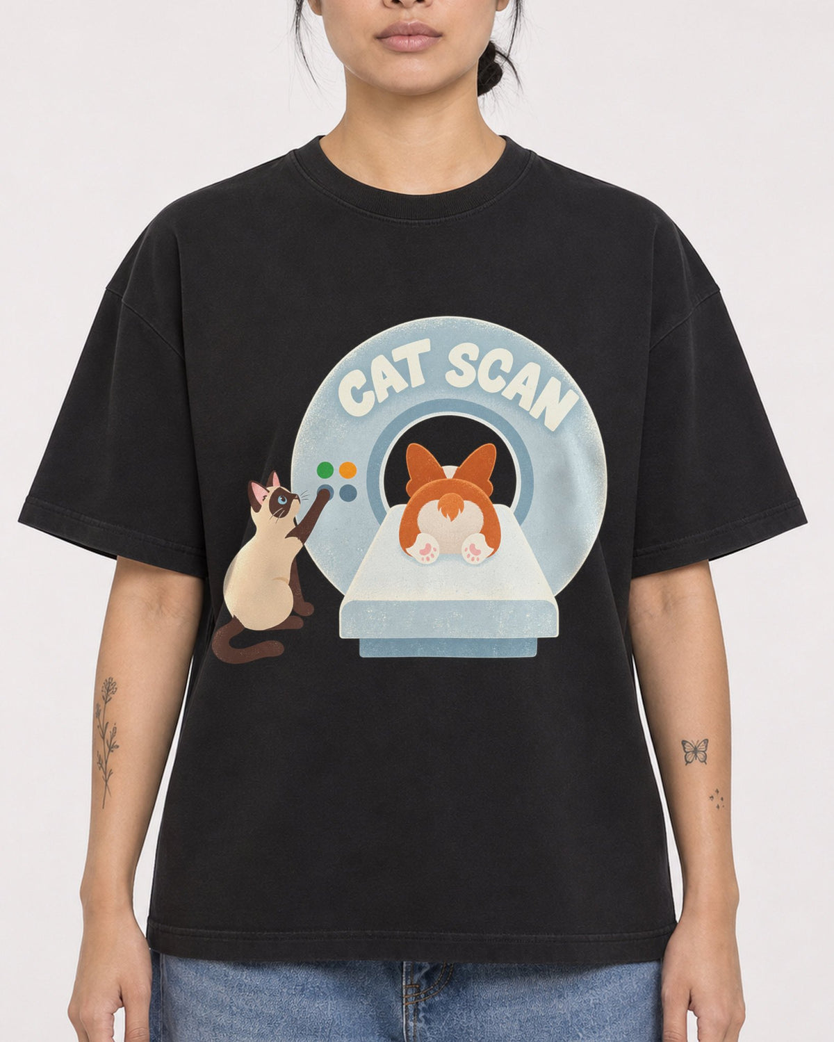 Mockup Boxy Heavyweight Tee Black female close-up 12