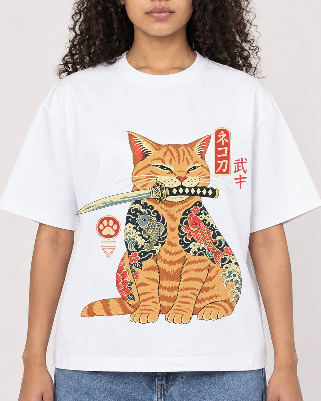 Mockup Boxy Heavyweight Tee White female close-up 10