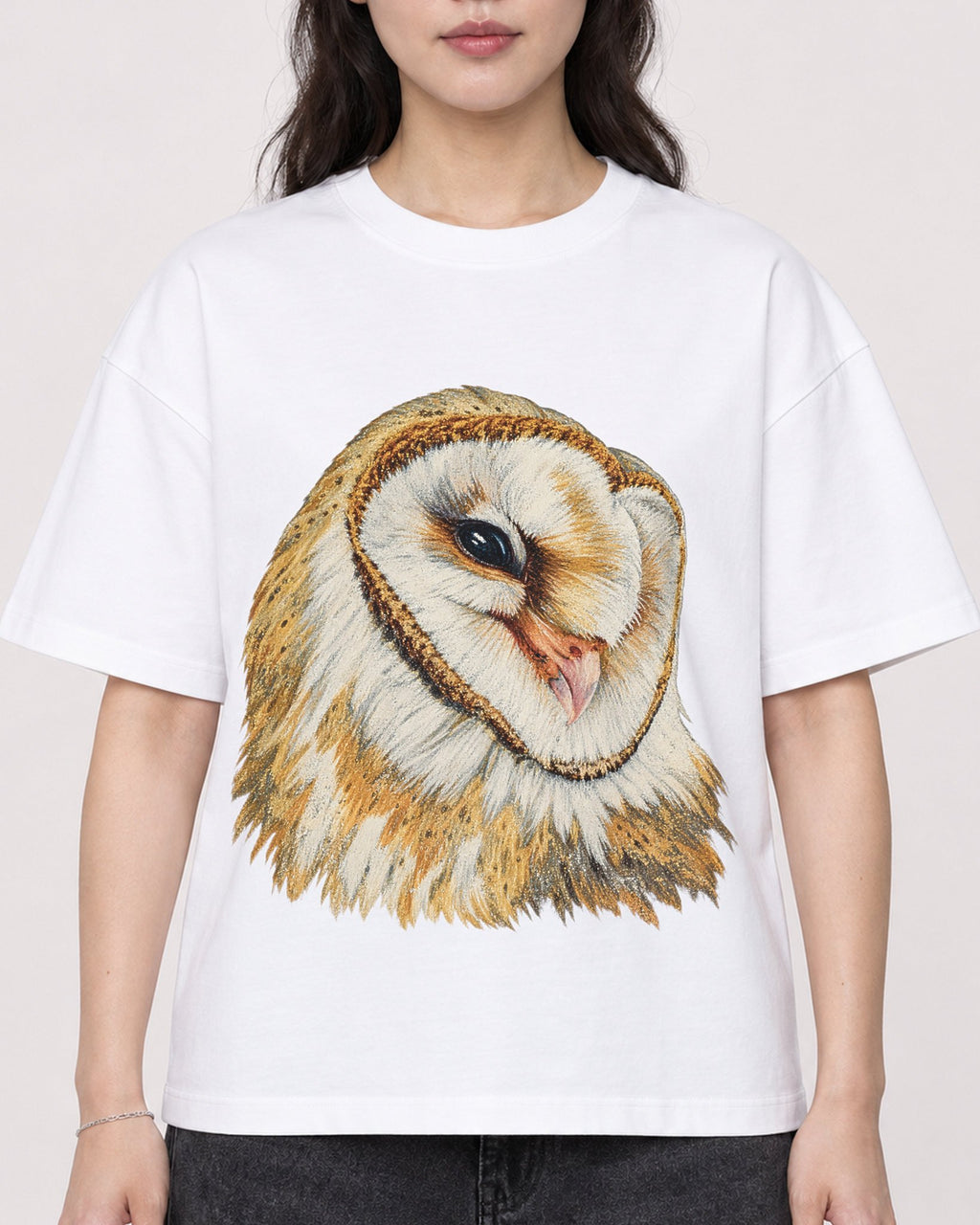 Mockup Boxy Heavyweight Tee White female close-up 03
